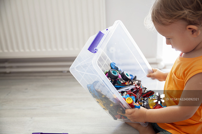 孩子玩玩具箱图片素材