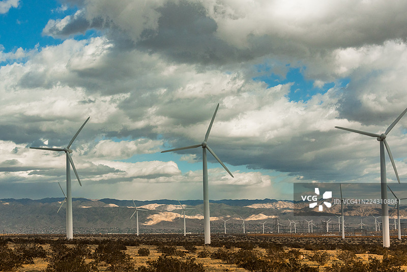 一排沙漠风车图片素材