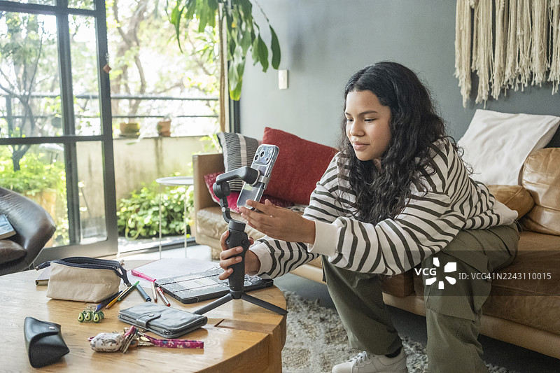 年轻博主在家中拍摄视频，展示她的日常生活图片素材