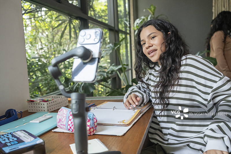 年轻博主在家拍摄视频，展示她的日常生活图片素材