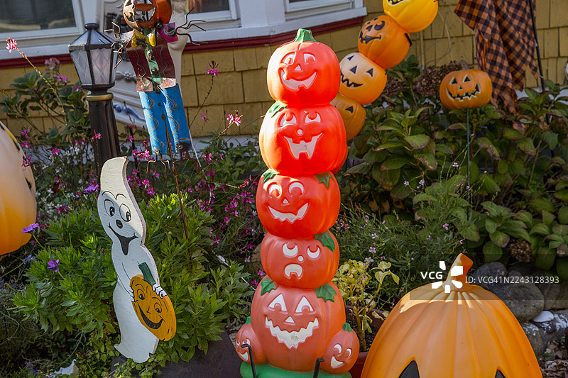 塑料南瓜灯，万圣节装饰品，万圣节庭院里的塑料南瓜图片素材