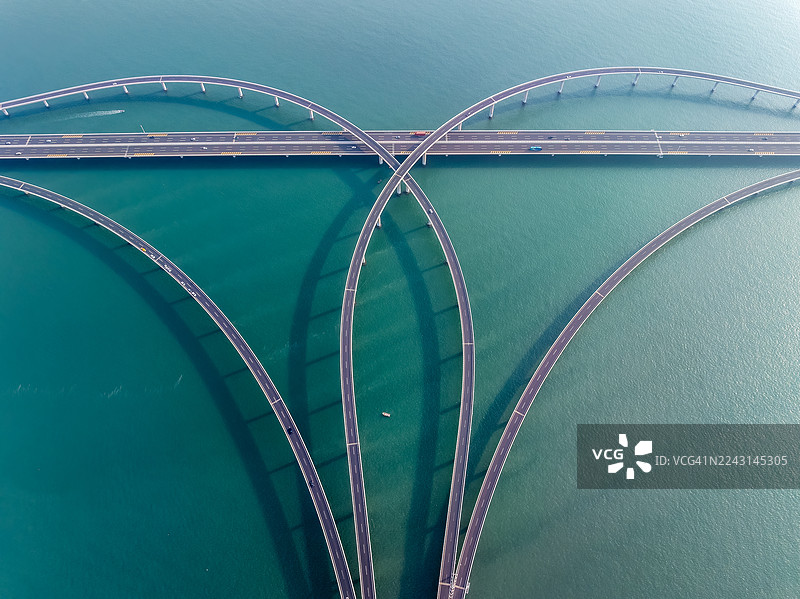 青岛胶州湾大桥的俯视图图片素材