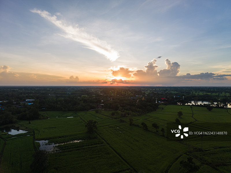 日落时分，广阔的农田风光鸟瞰图图片素材