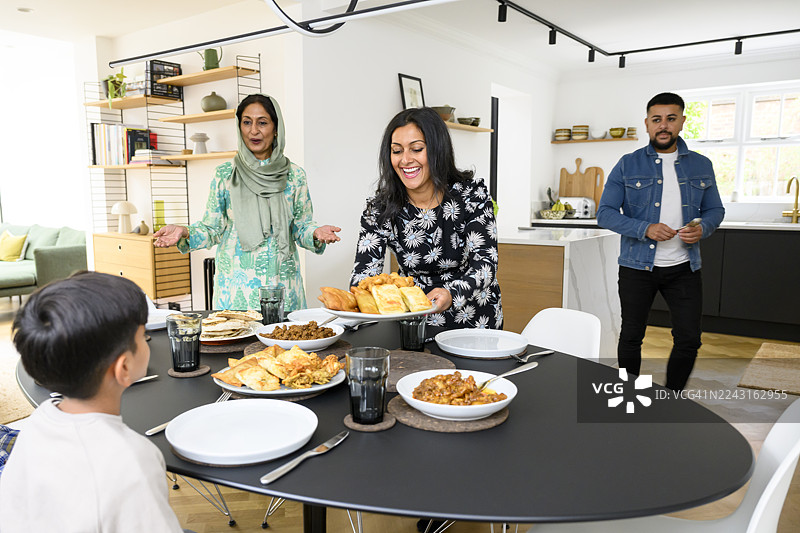 英裔巴基斯坦家庭在家中聚餐图片素材