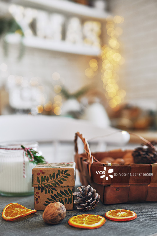 自然节日装饰，配有小礼物和暖灯，特写图片素材