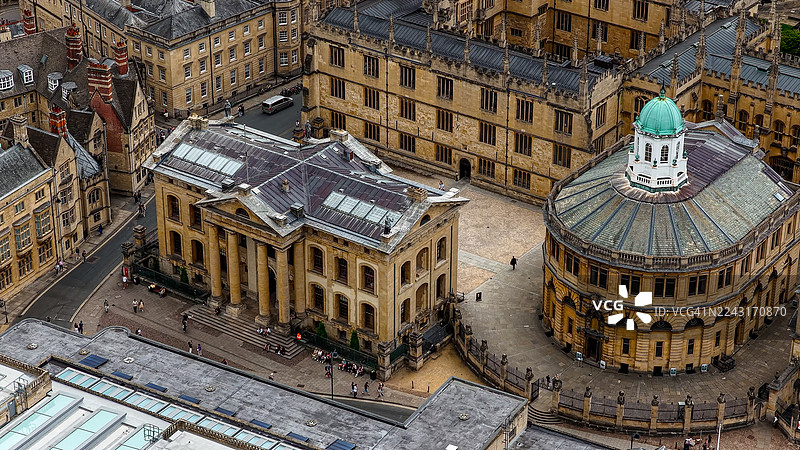 日落时牛津大学拉德克利夫大图书馆和哥特式尖塔的鸟瞰图，包括谢尔登尼安剧院和周边学院的历史英式建筑，传承与教育理念图片素材