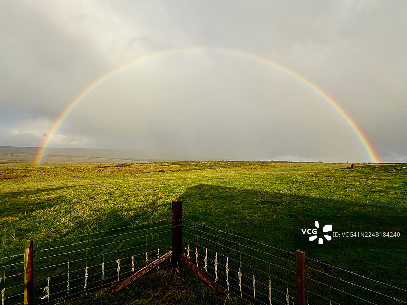 苏格兰，英国，莱布斯特的绿色田野农场上空出现的完整彩虹图片素材