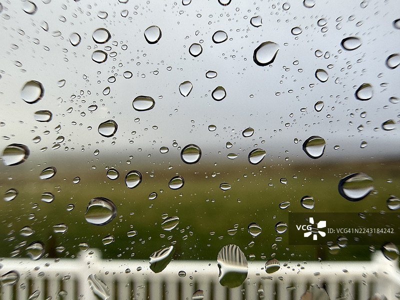 雨滴落在玻璃窗上图片素材