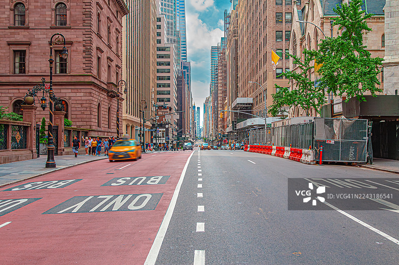 曼哈顿中城麦迪逊大道靠近圣帕特里克大教堂，向南望去是市中心的天际线。图片素材