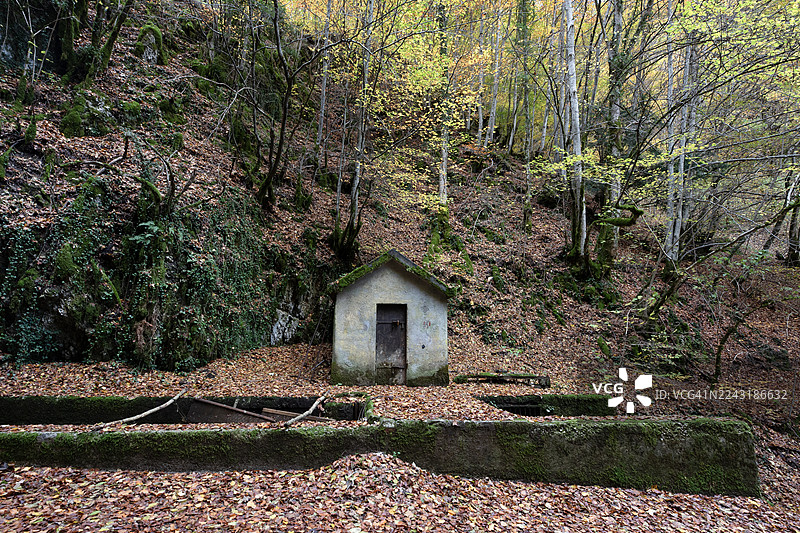 莱昂内萨里奥·富吉奥河沿岸古老的小型液压锁水力发电站建筑图片素材