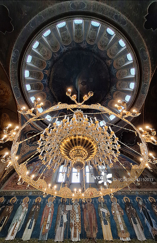 保加利亚索非亚亚历山大·涅夫斯基主教座堂的华丽吊灯和壁画穹顶图片素材