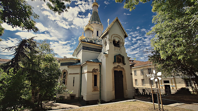 保加利亚索非亚，圣尼古拉奇迹制造者教堂被树木环绕图片素材
