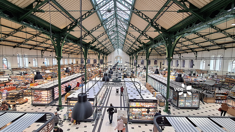 历史悠久的索非亚中央市场（Halite）内部，设有现代零售店图片素材