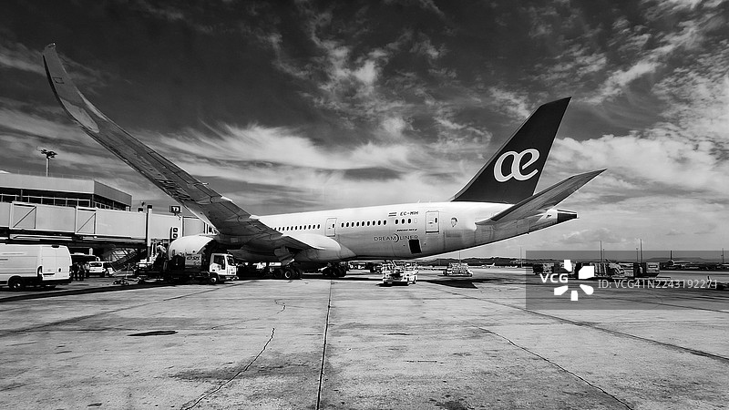 马德里机场的欧洲航空波音787梦想客机（黑白）图片素材