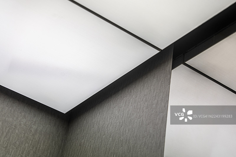 现代电梯内部，带有拉伸天花板图片素材