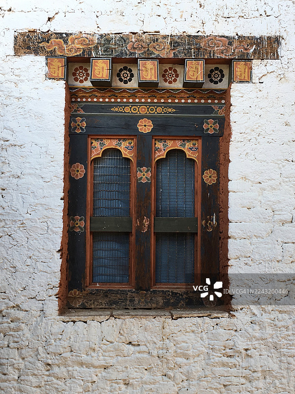 不丹普那卡宗雕刻木制彩绘的门窗。图片素材