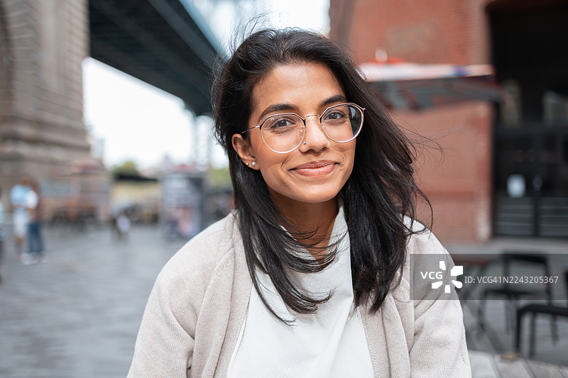 年轻女子在布鲁克林邓波区微笑图片素材
