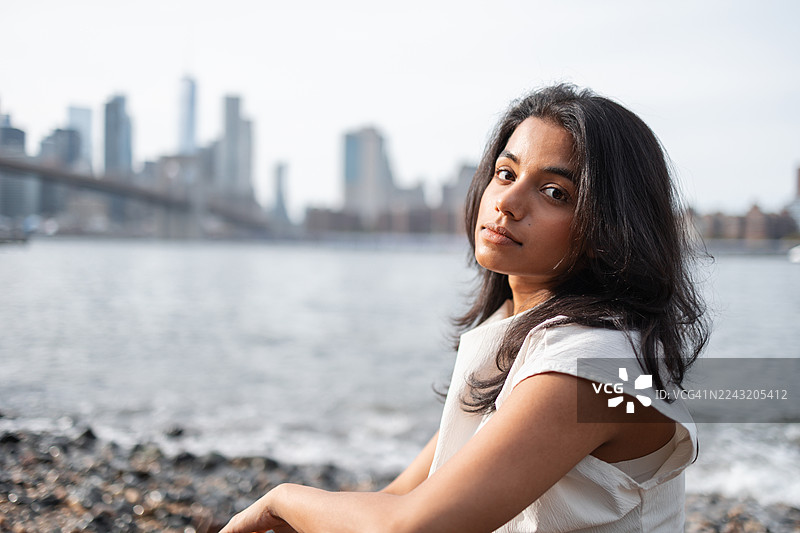 女人在布鲁克林大桥附近看向镜头图片素材