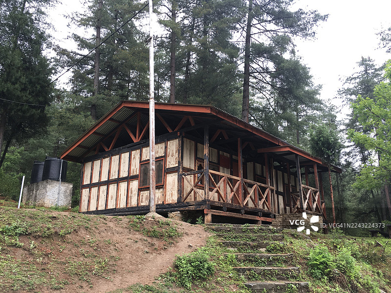 位于虎穴寺山脚下供游客休憩的木屋，位于不丹。图片素材