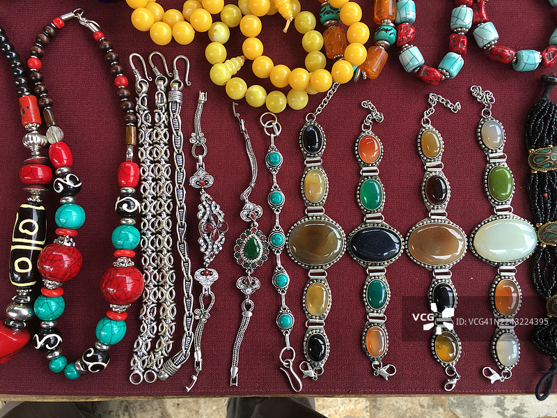 不丹虎穴寺旅游景点附近的当地商店里展示的时尚配饰。图片素材