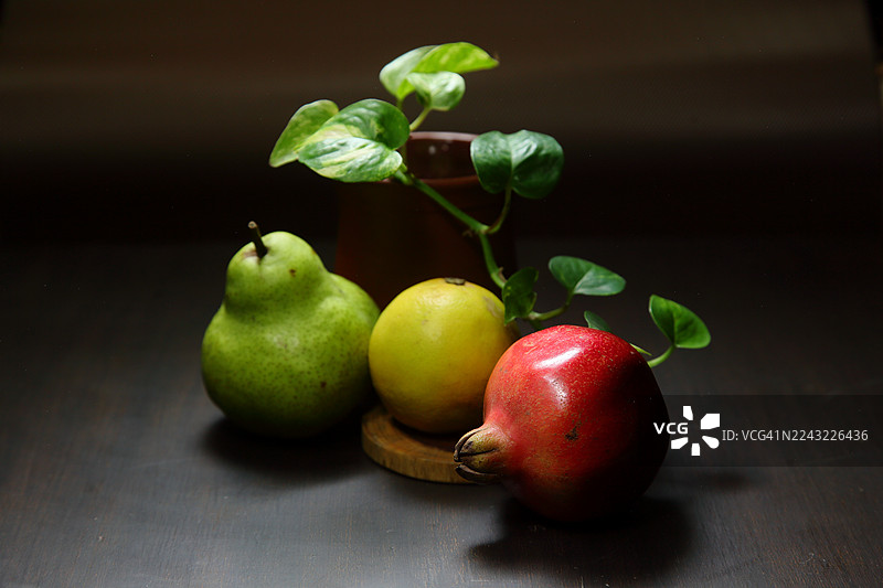 石榴、梨和麝香瓜的静物。图片素材
