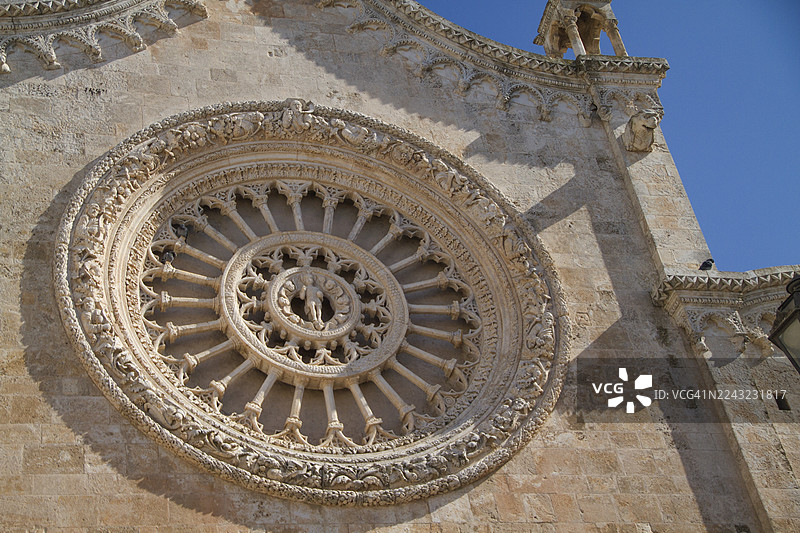 奥斯图尼圣母升天大教堂 24 扇玫瑰花窗的外部装饰着华丽的石雕图片素材