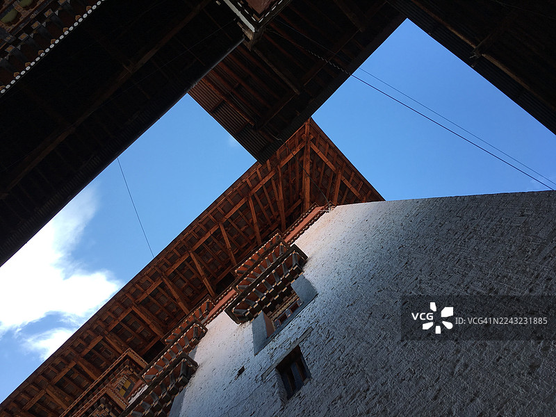 从低角度看，不丹 paro 的宗（Dzong）的屋角。图片素材