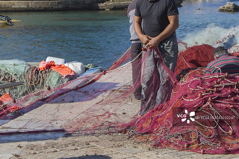 渔夫卸下渔网图片素材
