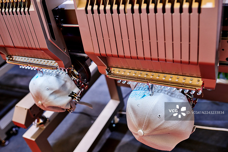 纺织机械上的帽子刺绣图片素材