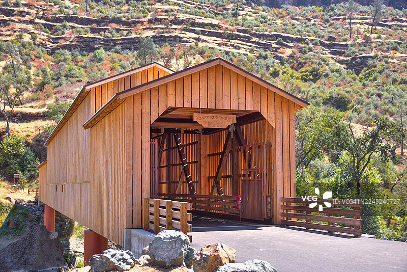 位于加州奇科市新修复的蜂蜜跑廊桥图片素材