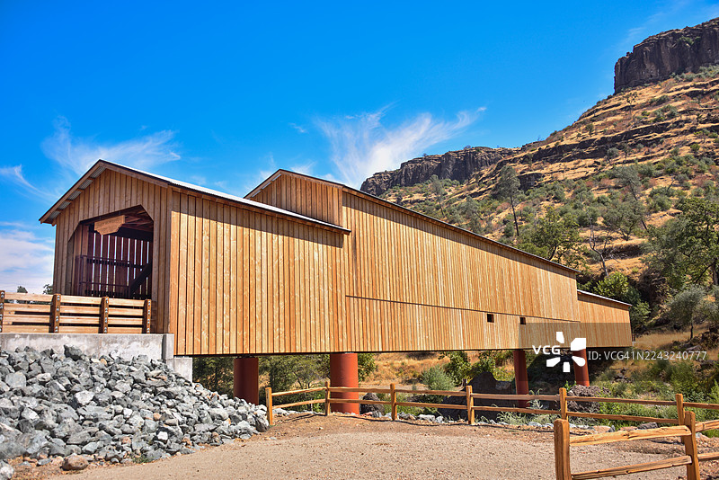 加利福尼亚州奇科市新近修复的蜂蜜溪廊桥图片素材