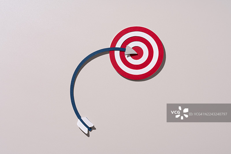 纸艺：箭矢转弯并射中靶心图片素材