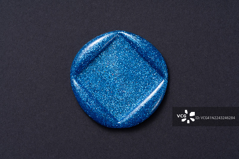 黑色背景上的皇家蓝火漆印章图片素材