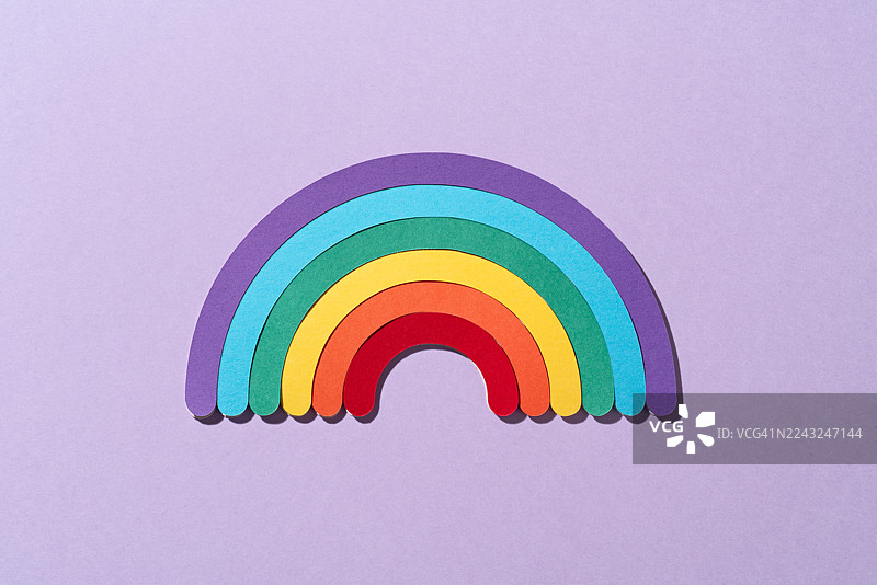 紫色背景上的反向彩虹图片素材