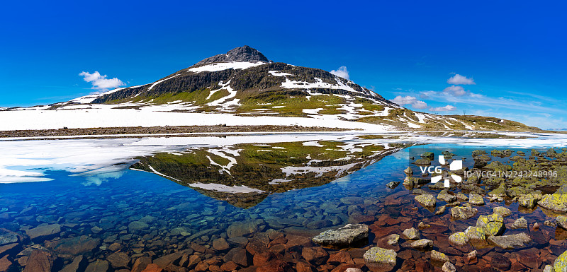 挪威韦斯特兰郡奥兰兹菲耶尔山地高原湖泊中的完美倒影图片素材