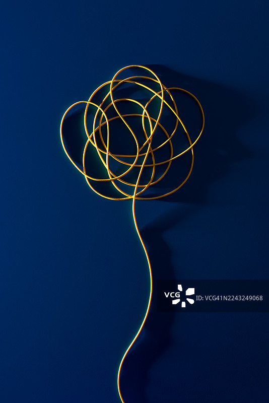 蓝色背景上的黄色缠绕绳结图片素材