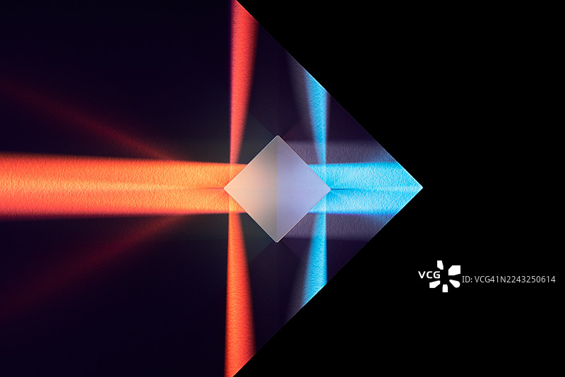 棱镜折射蓝色和红色光线在创新箭头上图片素材