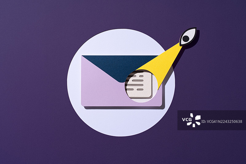 透过纸艺制作的洞孔窥视信封内部的间谍之眼图片素材