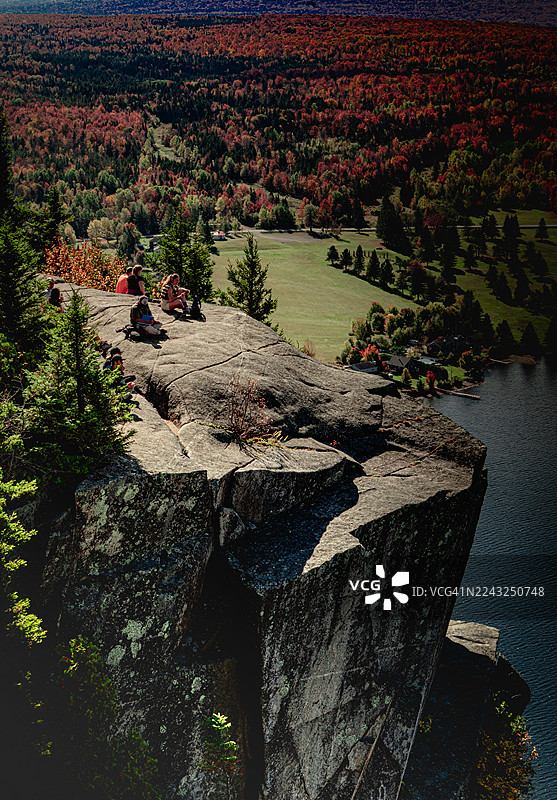 秋季森林环绕的乡村农场景观图片素材