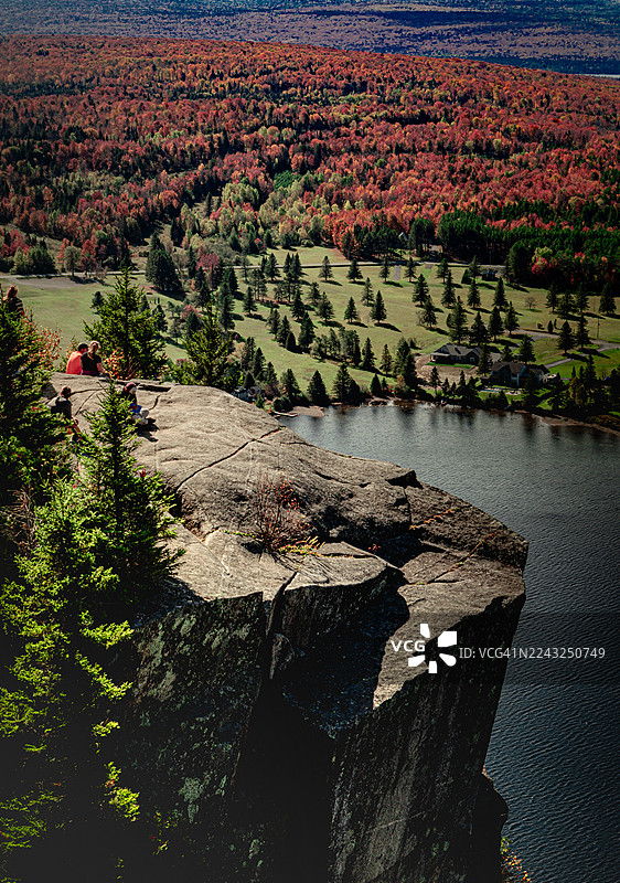 秋季森林环绕的乡村农场景观图片素材