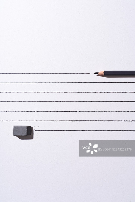 铅笔向前画平行线，橡皮擦紧随其后擦除图片素材
