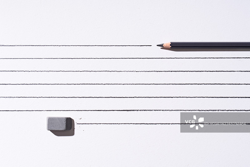 铅笔向前画平行线，橡皮擦跟在后面擦掉它们图片素材