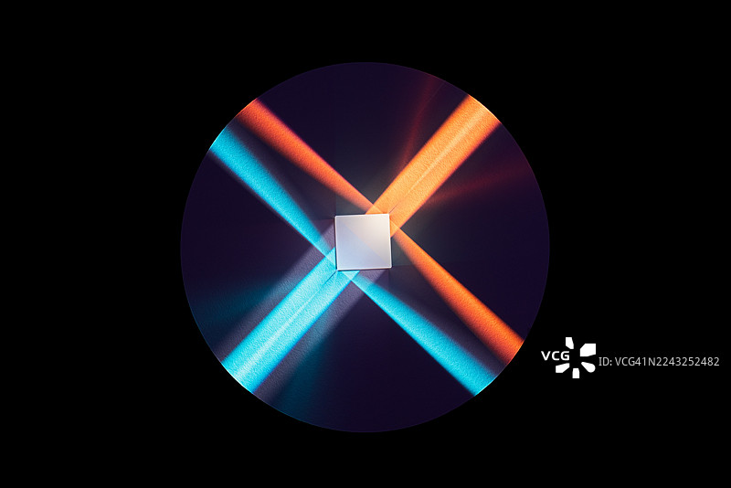 棱镜在圆形上折射蓝红光束图片素材