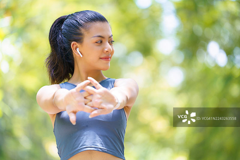 跑步热身 健康生活方式 锻炼 慢跑 女性图片素材