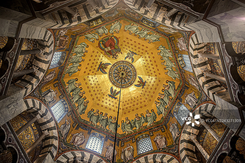 德国亚琛市，北莱茵-威斯特法伦州，亚琛大教堂（也称“皇帝大教堂”）雄伟的八角形金色穹顶的特写，装饰着中世纪的金色马赛克。图片素材