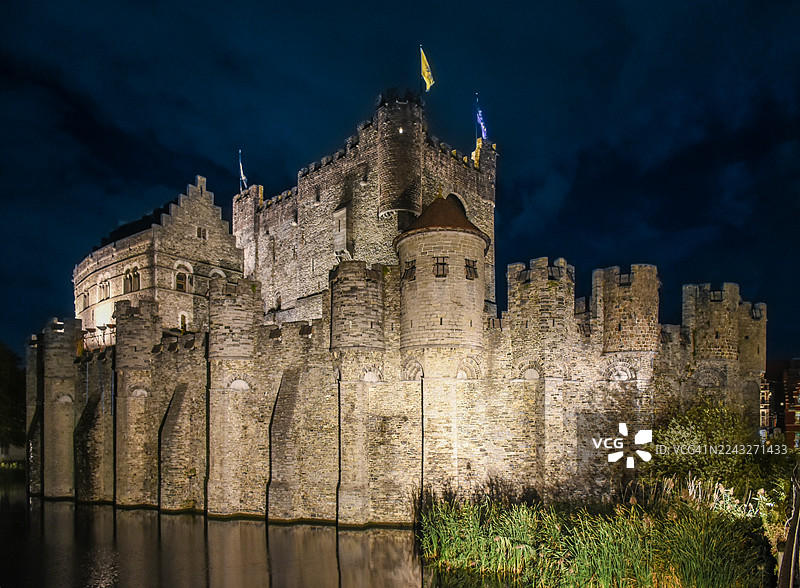 比利时弗拉德斯根特，黄昏时分被照亮的格拉文斯滕城堡（又名“伯爵城堡”）图片素材