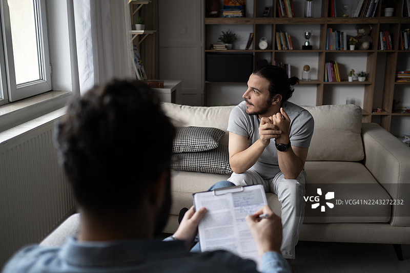 医生与患者交谈并做笔记图片素材