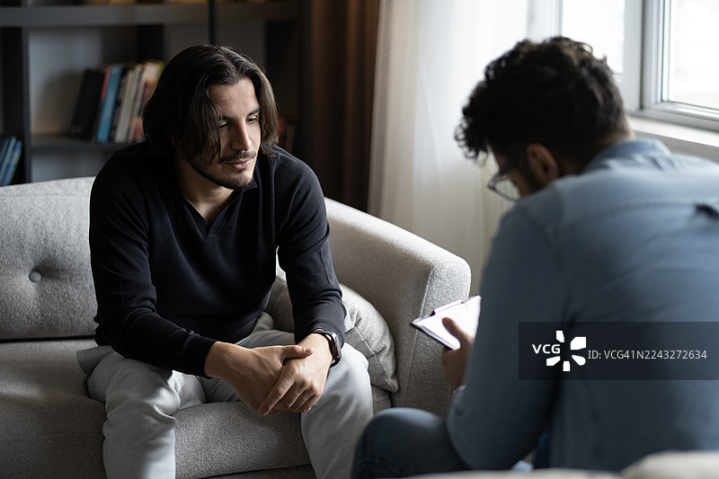 医生与病人交谈并做记录图片素材