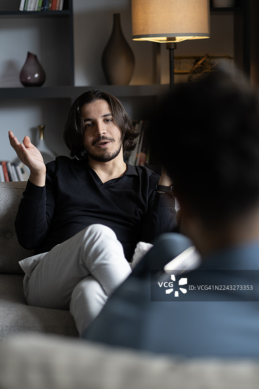 医生与患者交谈并做记录图片素材