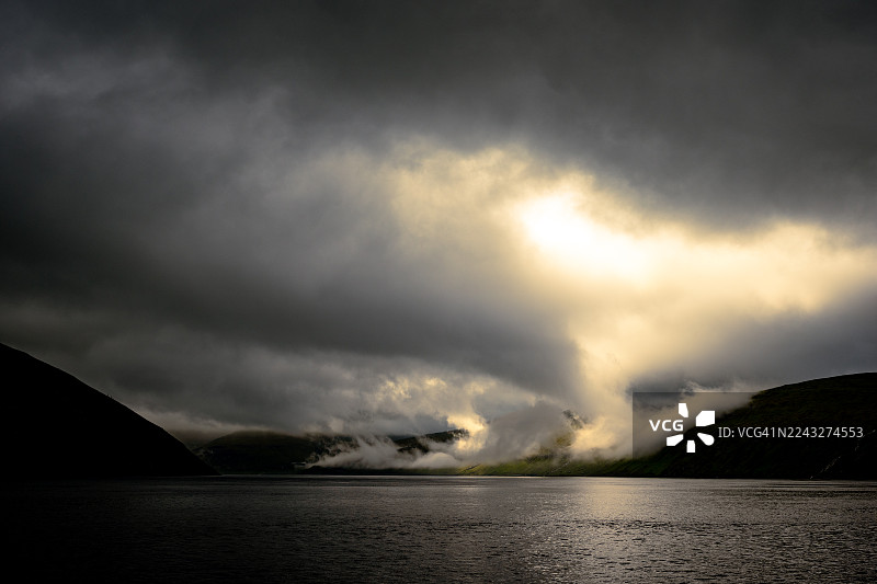戏剧性的天空与海上日落图片素材
